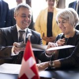 Le ministre des affaires étrangères Ignazio Cassis et la ministre de la culture Elisabeth Baume-Schneider ont signé un mémorandum d'entente à Venise vendredi. KEYSTONE/GAETAN BALLY